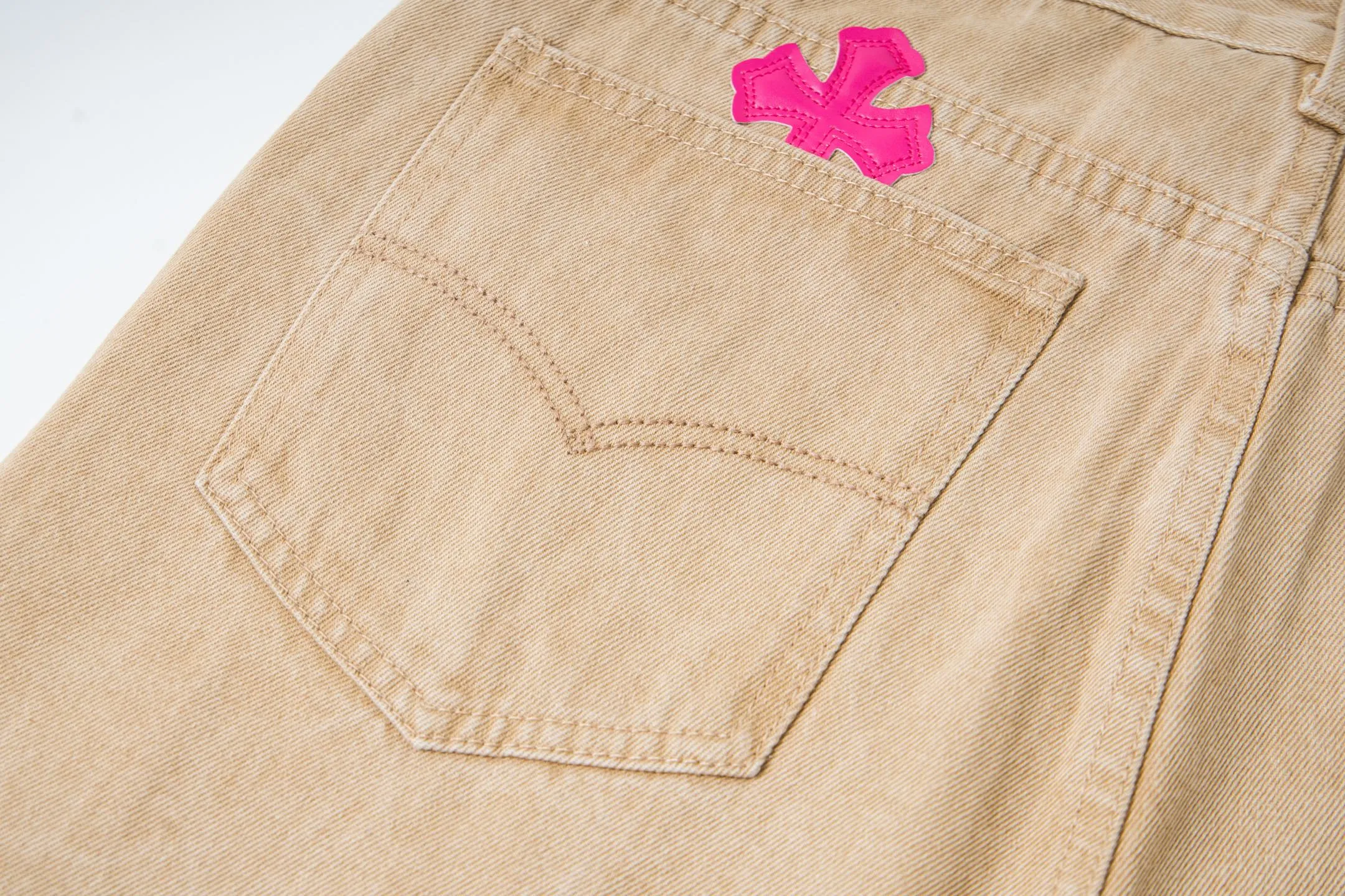 P240 Chrome Hearts 2025 New Miami Limited Couple Washed Jeans with Multiple Pink Cross Leather Labels is a hot item this season and is sought after by countless celebrities and fashionistas. The neat details of the cutting process add color to the playful fashion! The neat and meticulous design, and the well-fitting structure is unique. The upper body not only has outstanding recognition, but also looks younger and younger. A style with the ultimate wearing meaning and performance, gorgeous color matching, and the craftsmanship of this style is also extremely extraordinary. After the finished product is washed, it is disassembled and hand-made with sheepskin cross leather and then spliced ​​together to complete. The whole piece has too many craftsmanship to describe. It is decorated with patchwork cross flowers and high-waisted washed jeans! ! Absolutely high-end luxury product, a god-level single product, a super popular product, made with top heavy industry, a magic weapon that cannot be missed in the street. Style number: 1866# Size: 28 30 32 34 Color: khaki pink khaki black